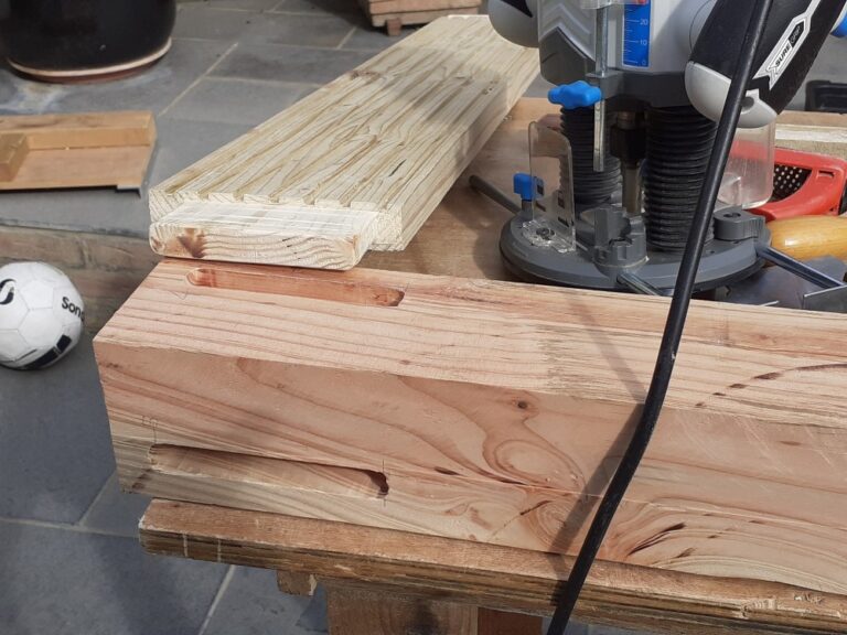 apron-to-legs tenon and mortise attachement